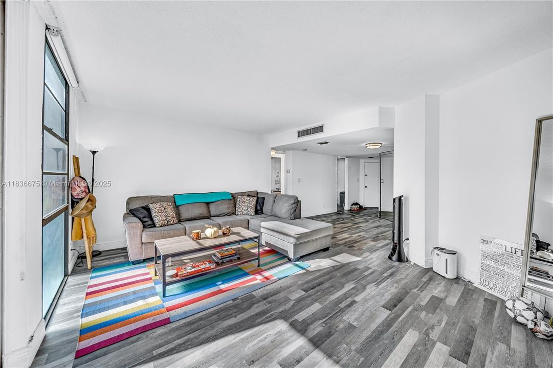 For Sale: $250,000 (2 beds, 2 baths, 1081 Square Feet)