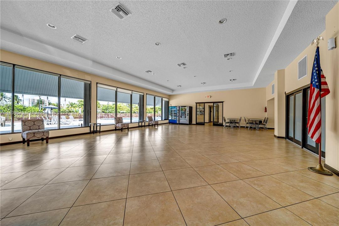 For Sale: $250,000 (2 beds, 2 baths, 1081 Square Feet)