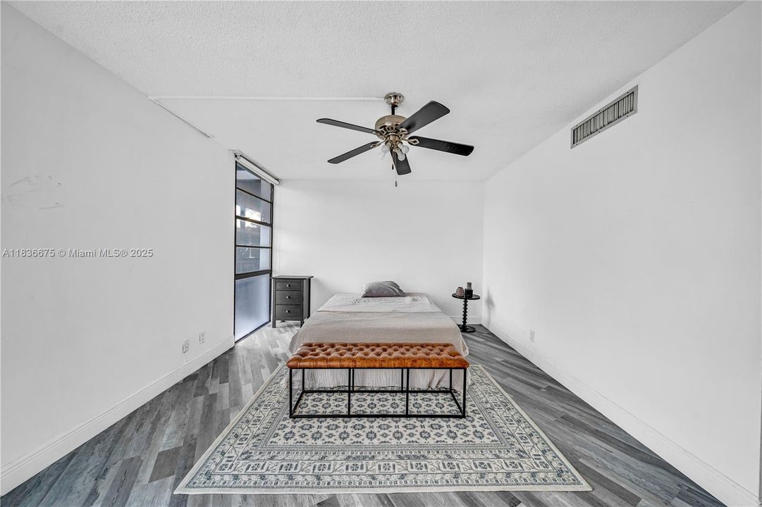 For Sale: $250,000 (2 beds, 2 baths, 1081 Square Feet)