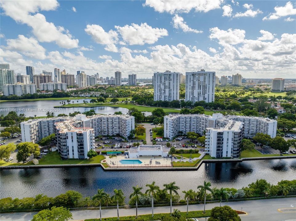 For Sale: $250,000 (2 beds, 2 baths, 1081 Square Feet)