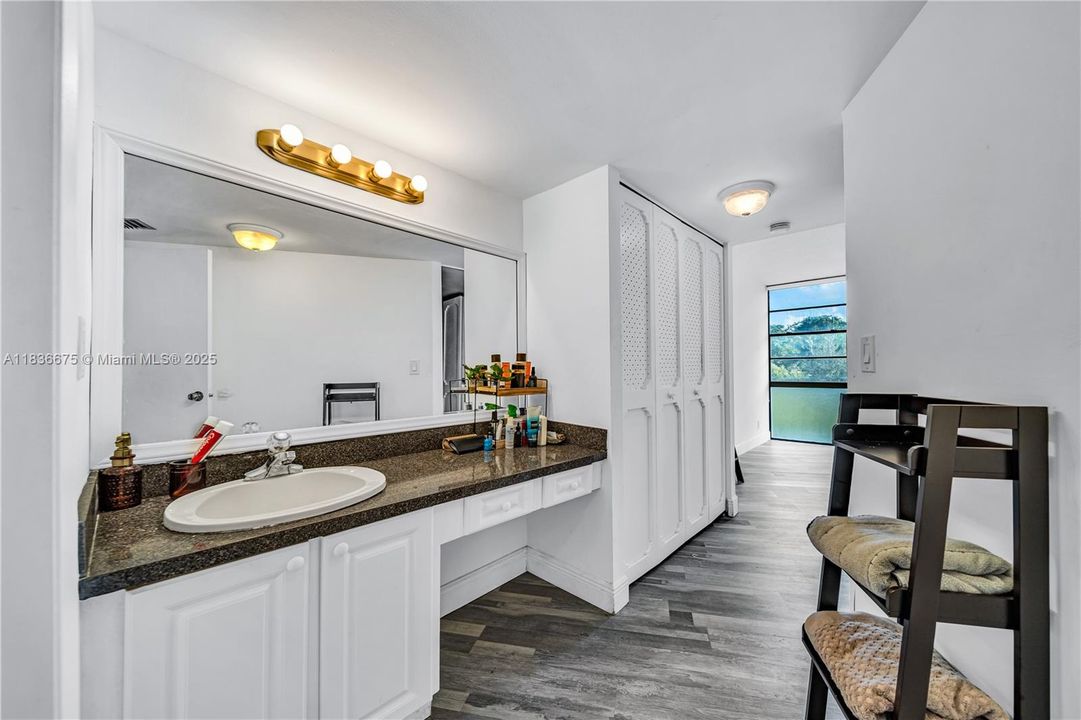 For Sale: $250,000 (2 beds, 2 baths, 1081 Square Feet)