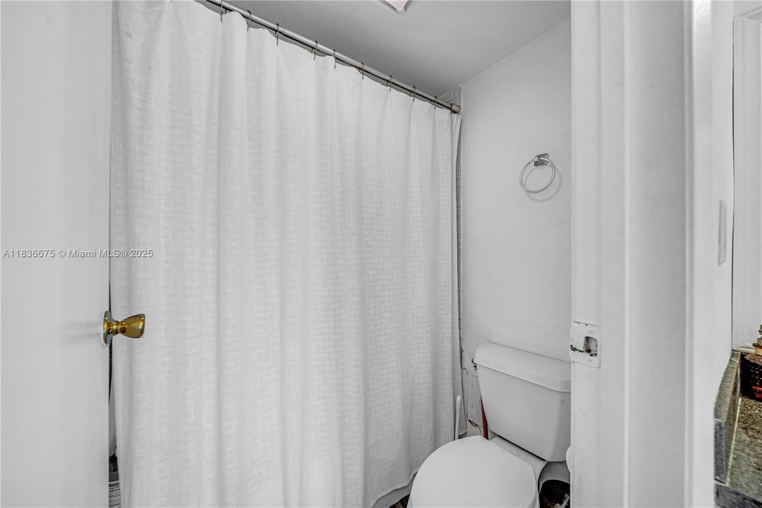 For Sale: $250,000 (2 beds, 2 baths, 1081 Square Feet)