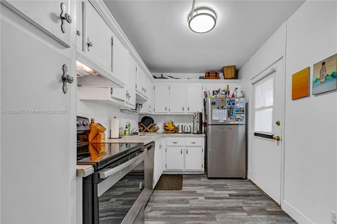 For Sale: $250,000 (2 beds, 2 baths, 1081 Square Feet)