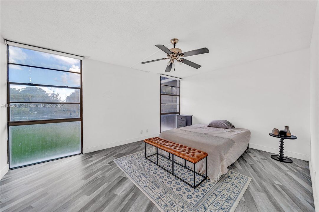 For Sale: $250,000 (2 beds, 2 baths, 1081 Square Feet)
