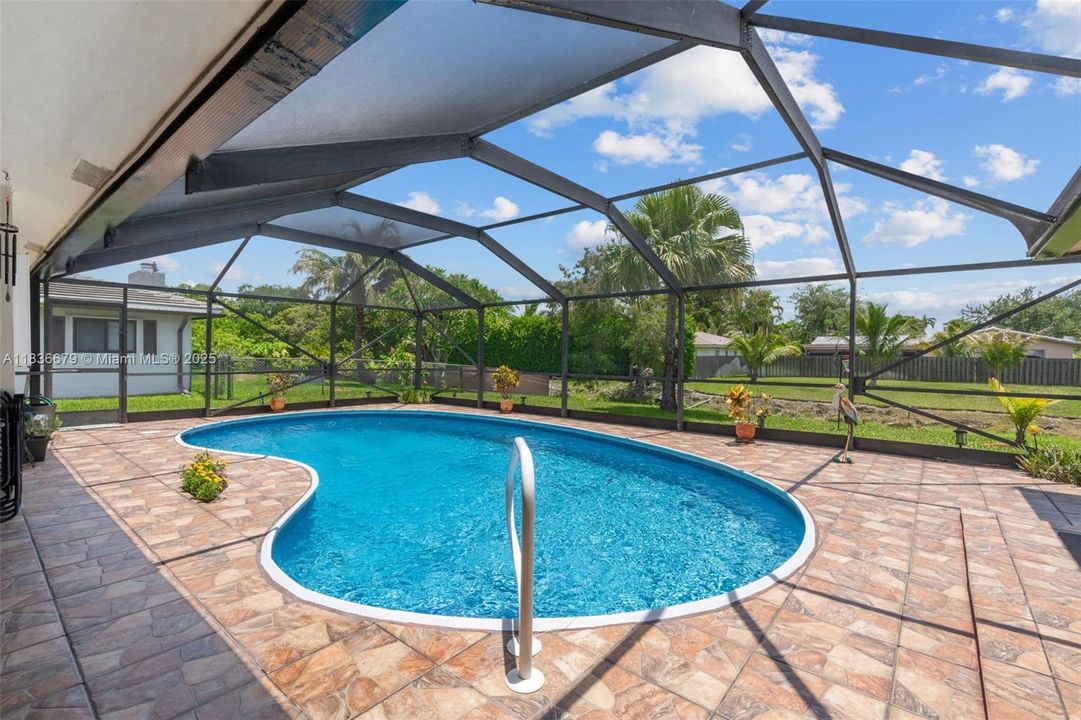 Active With Contract: $605,900 (3 beds, 2 baths, 1789 Square Feet)