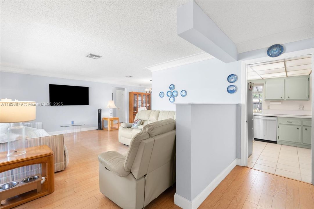 Active With Contract: $605,900 (3 beds, 2 baths, 1789 Square Feet)