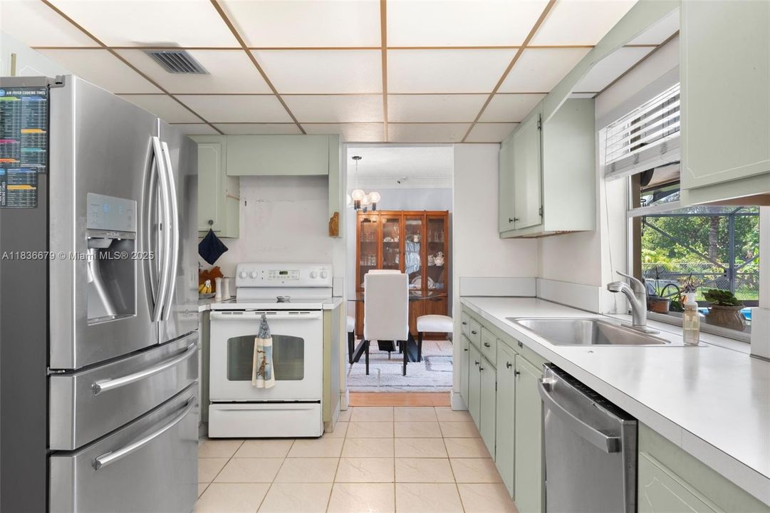 Active With Contract: $605,900 (3 beds, 2 baths, 1789 Square Feet)