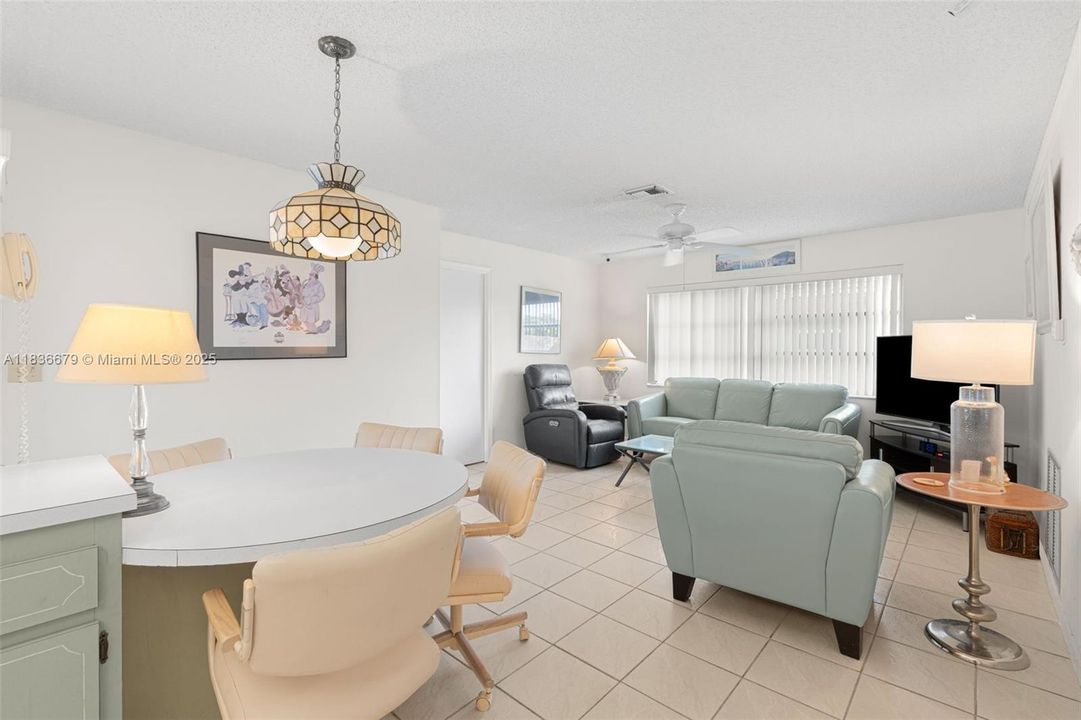 Active With Contract: $605,900 (3 beds, 2 baths, 1789 Square Feet)