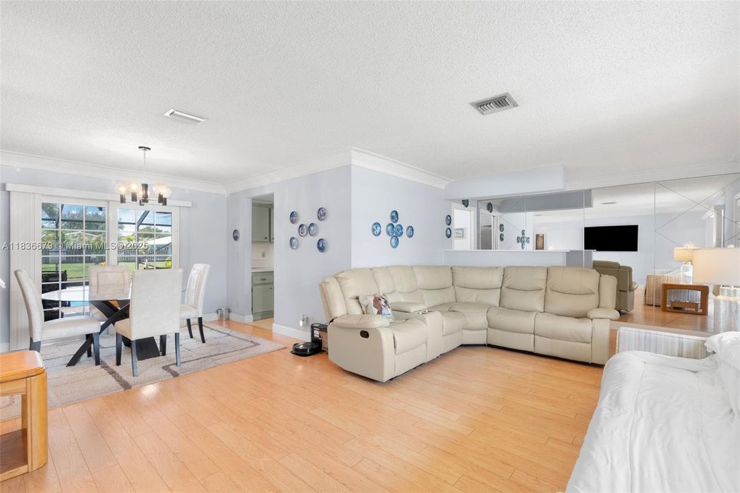 Active With Contract: $605,900 (3 beds, 2 baths, 1789 Square Feet)