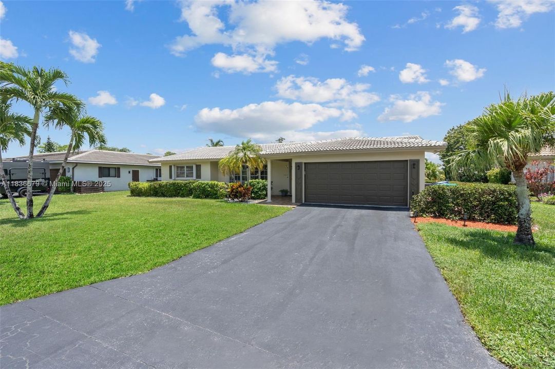 Active With Contract: $605,900 (3 beds, 2 baths, 1789 Square Feet)