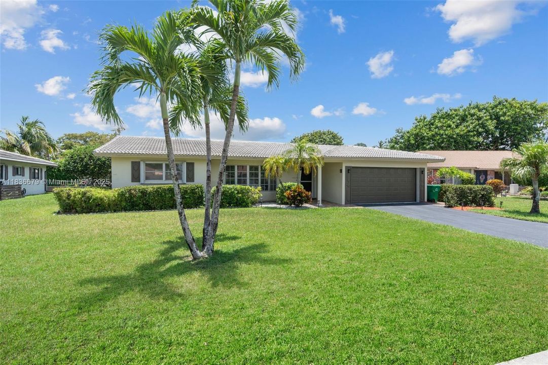 Active With Contract: $605,900 (3 beds, 2 baths, 1789 Square Feet)