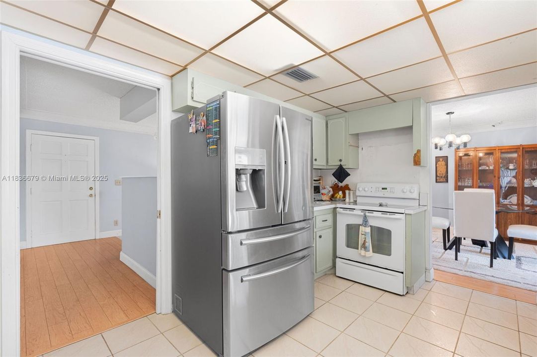 Active With Contract: $605,900 (3 beds, 2 baths, 1789 Square Feet)