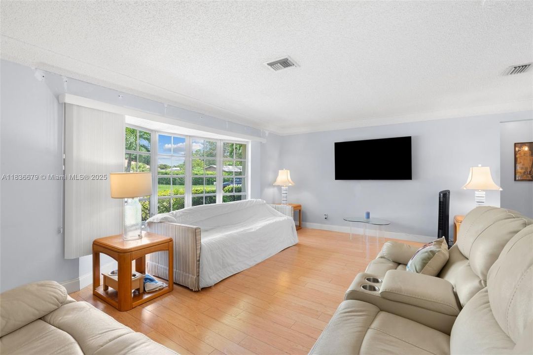 Active With Contract: $605,900 (3 beds, 2 baths, 1789 Square Feet)