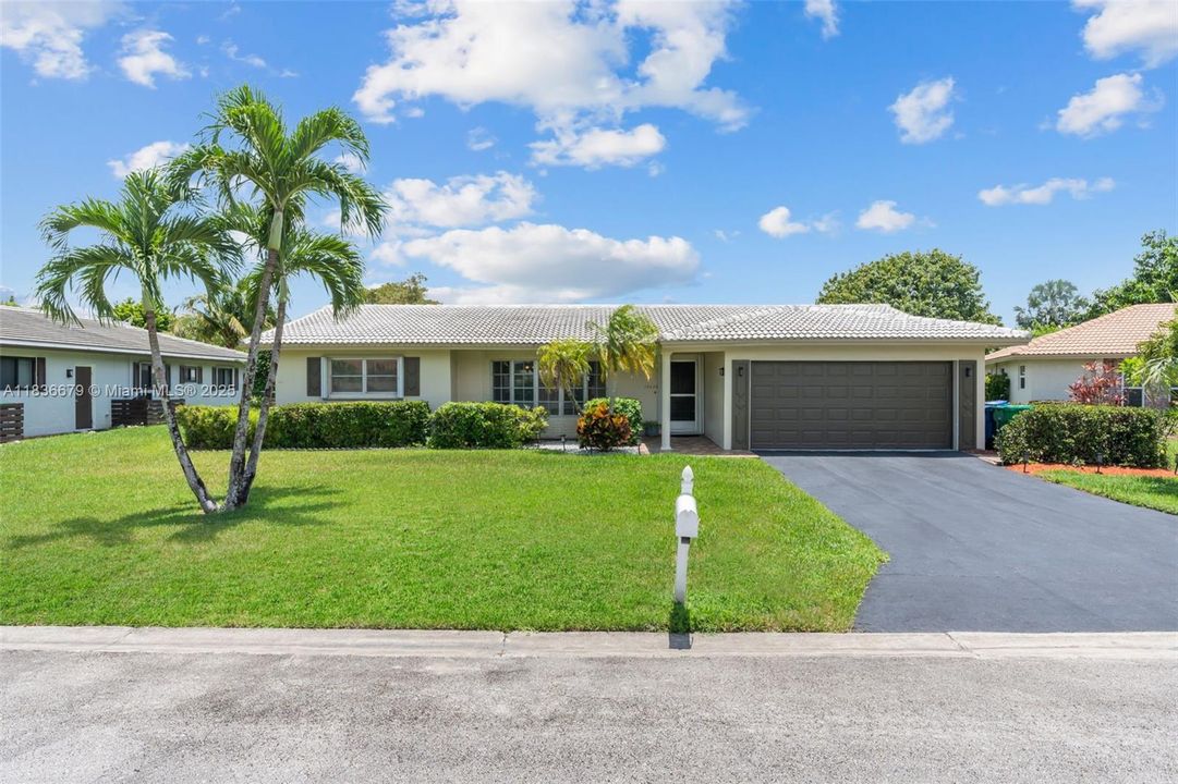 Active With Contract: $605,900 (3 beds, 2 baths, 1789 Square Feet)