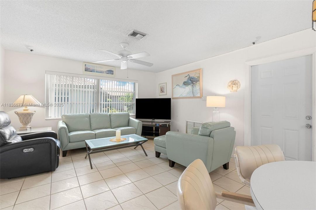 Active With Contract: $605,900 (3 beds, 2 baths, 1789 Square Feet)