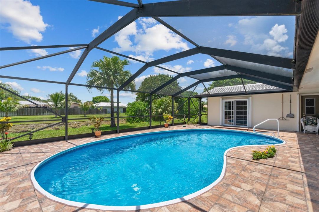 Active With Contract: $605,900 (3 beds, 2 baths, 1789 Square Feet)