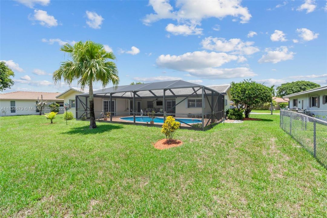 Active With Contract: $605,900 (3 beds, 2 baths, 1789 Square Feet)