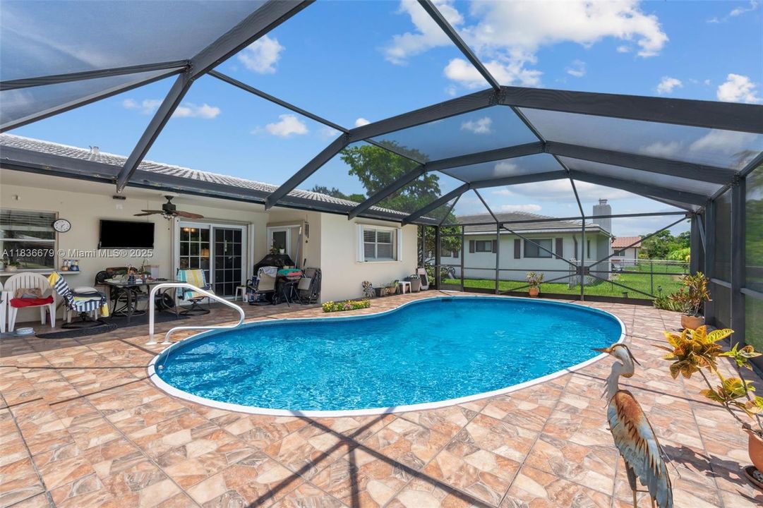 Active With Contract: $605,900 (3 beds, 2 baths, 1789 Square Feet)