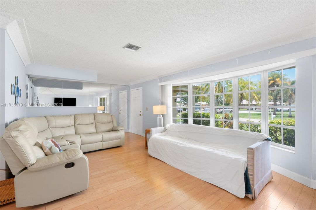 Active With Contract: $605,900 (3 beds, 2 baths, 1789 Square Feet)