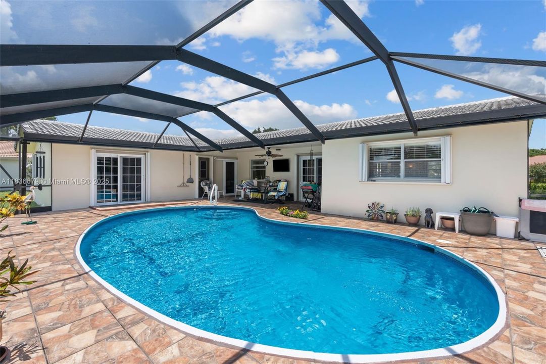 Active With Contract: $605,900 (3 beds, 2 baths, 1789 Square Feet)