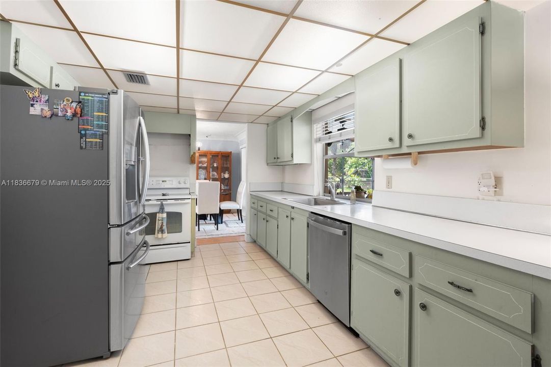 Active With Contract: $605,900 (3 beds, 2 baths, 1789 Square Feet)