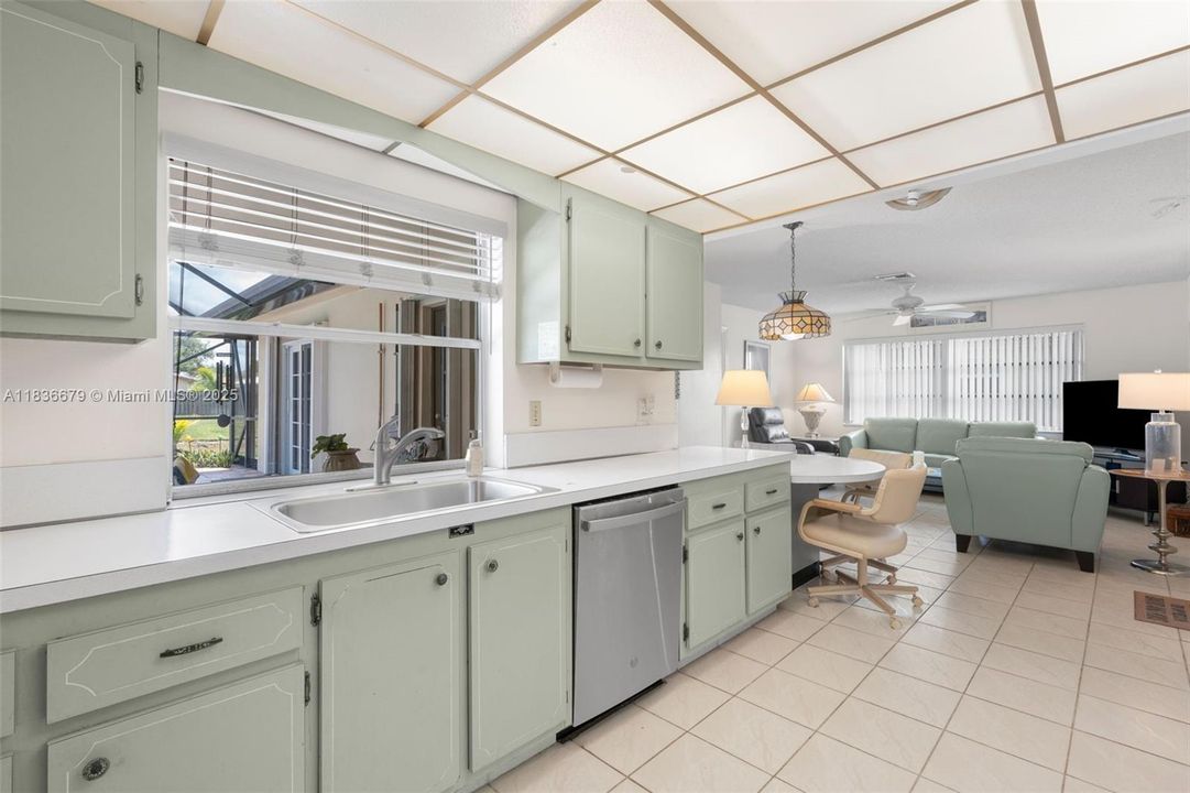 Active With Contract: $605,900 (3 beds, 2 baths, 1789 Square Feet)