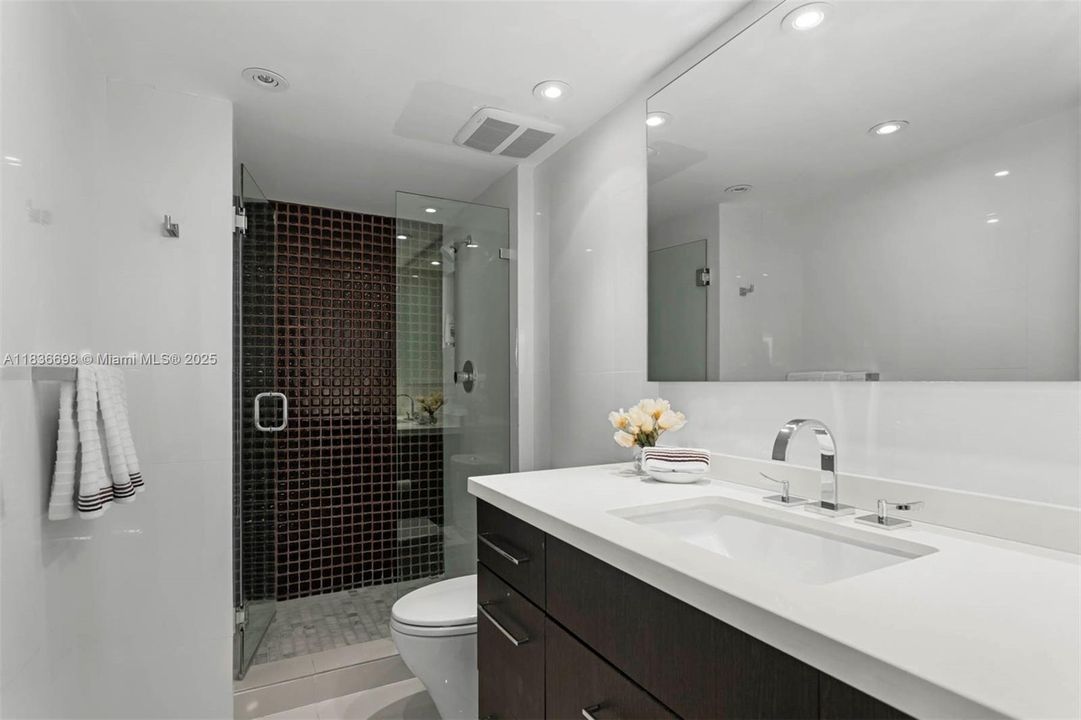 合同活跃: $725,000 (2 贝兹, 2 浴室, 1825 平方英尺)