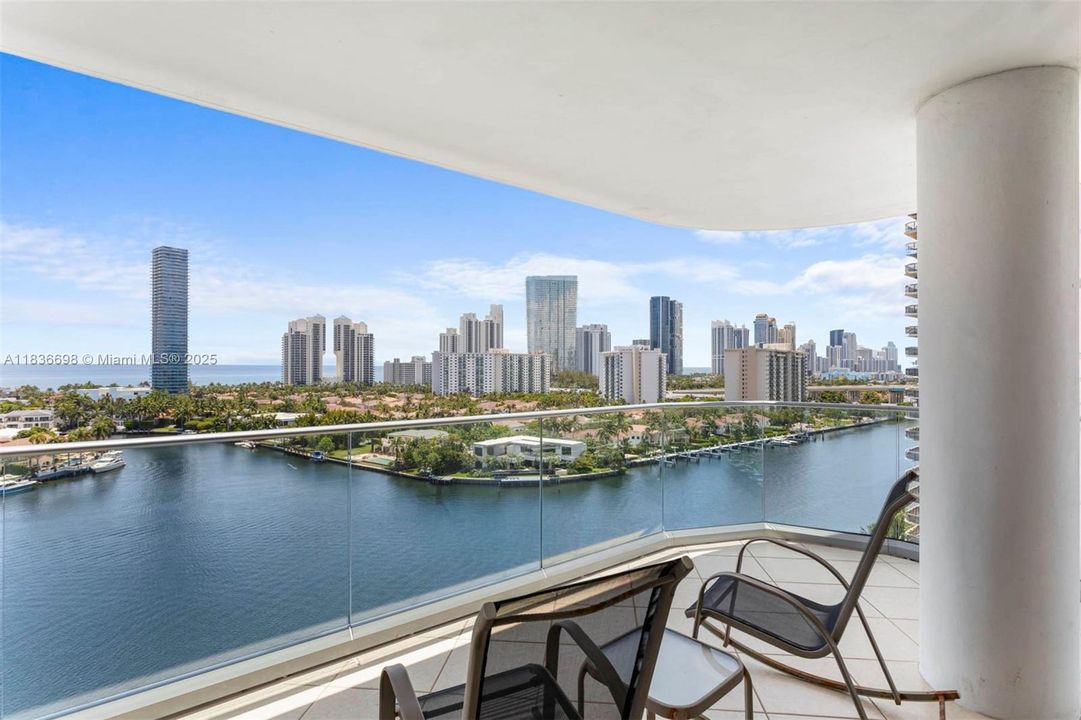 合同活跃: $725,000 (2 贝兹, 2 浴室, 1825 平方英尺)