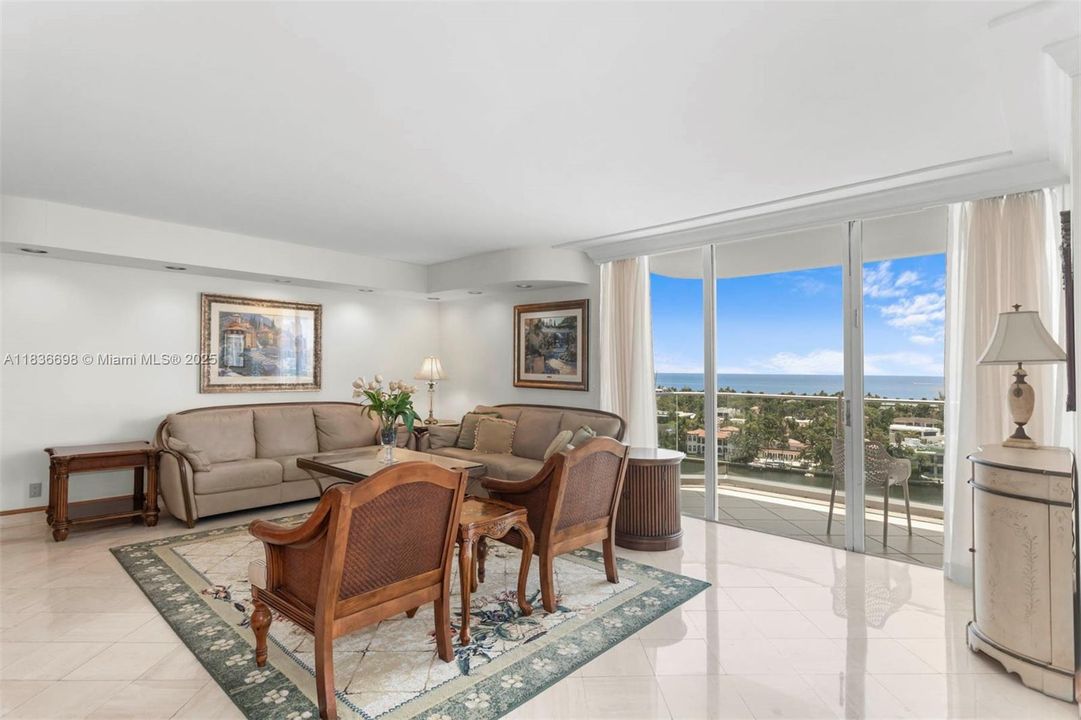 合同活跃: $725,000 (2 贝兹, 2 浴室, 1825 平方英尺)