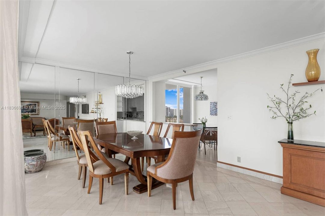 合同活跃: $725,000 (2 贝兹, 2 浴室, 1825 平方英尺)