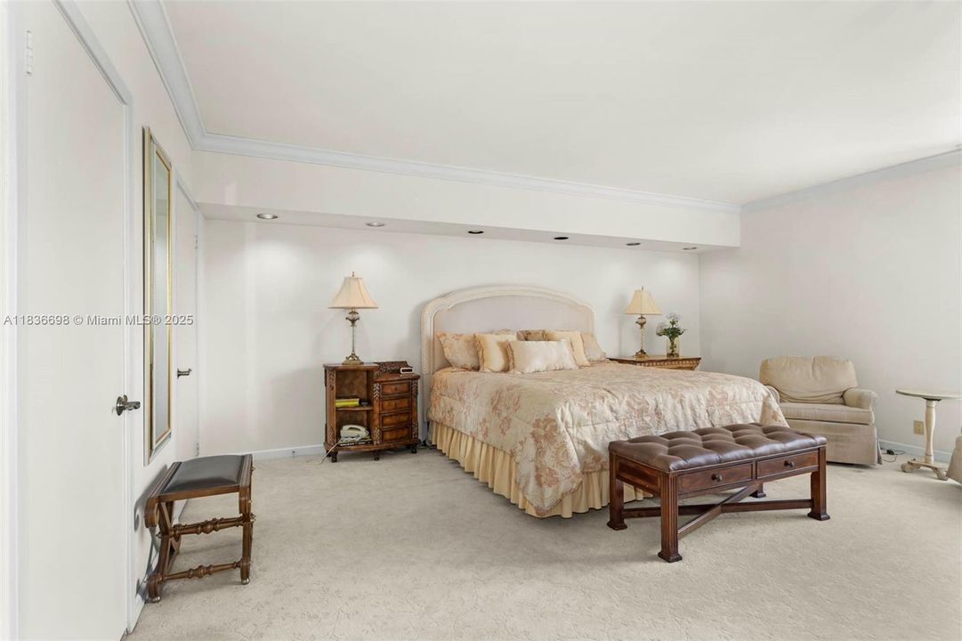 合同活跃: $725,000 (2 贝兹, 2 浴室, 1825 平方英尺)