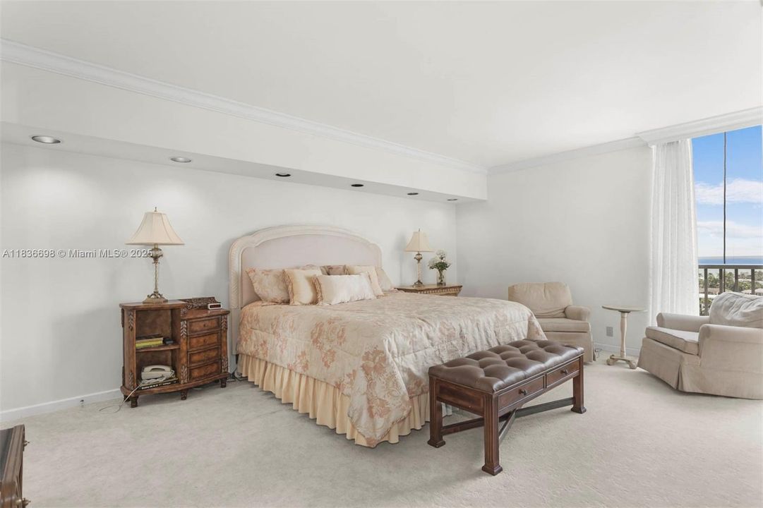 合同活跃: $725,000 (2 贝兹, 2 浴室, 1825 平方英尺)