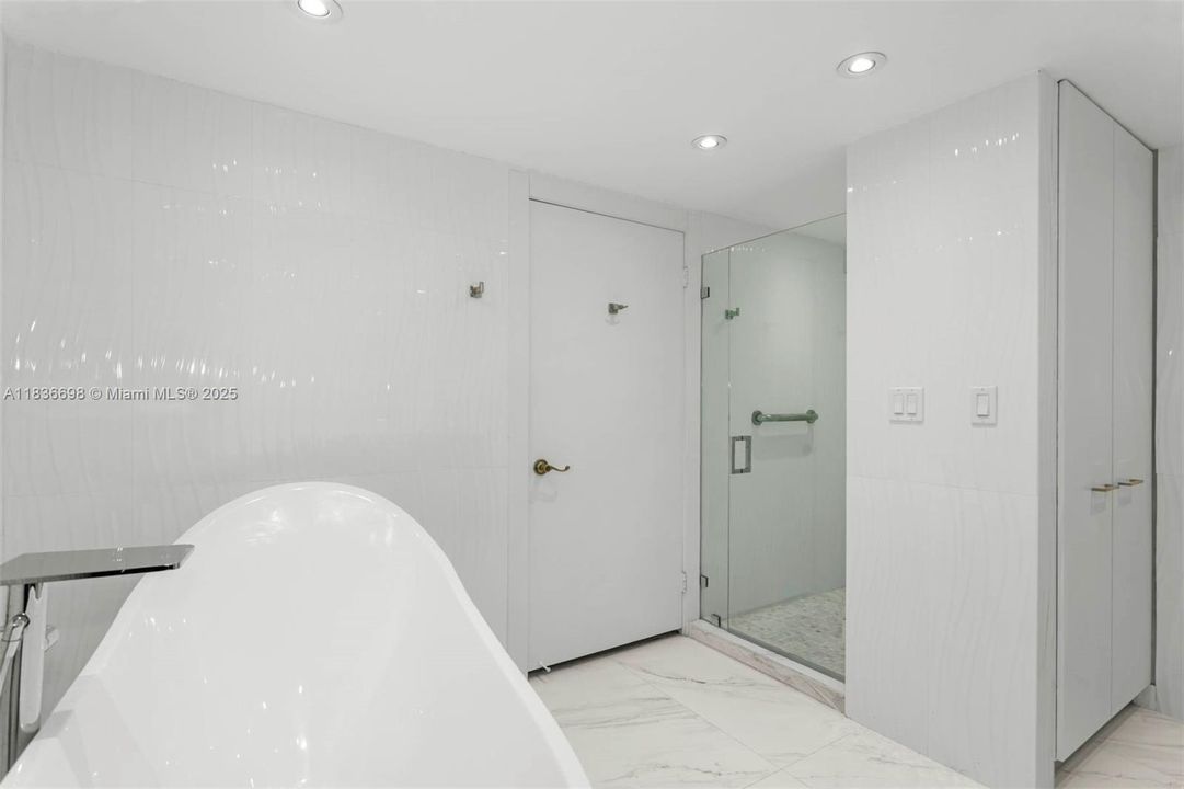 合同活跃: $725,000 (2 贝兹, 2 浴室, 1825 平方英尺)