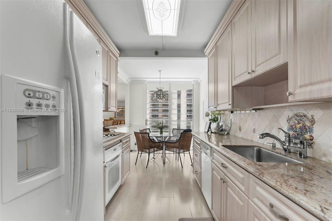 合同活跃: $725,000 (2 贝兹, 2 浴室, 1825 平方英尺)