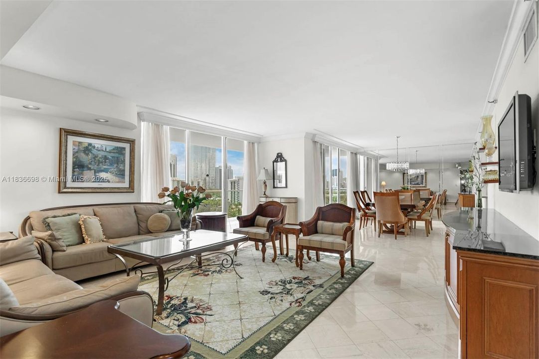 合同活跃: $725,000 (2 贝兹, 2 浴室, 1825 平方英尺)