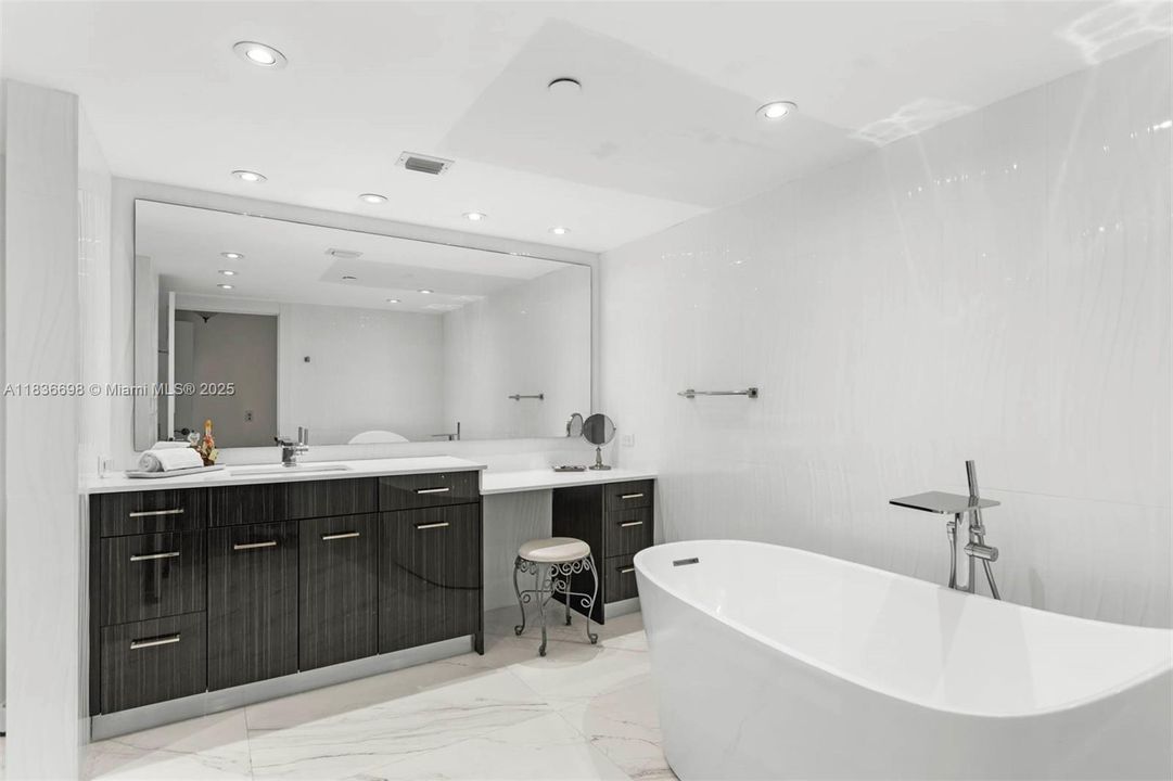 合同活跃: $725,000 (2 贝兹, 2 浴室, 1825 平方英尺)