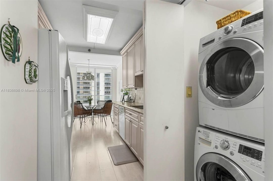 合同活跃: $725,000 (2 贝兹, 2 浴室, 1825 平方英尺)