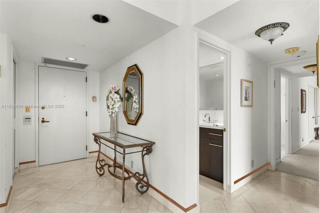 合同活跃: $725,000 (2 贝兹, 2 浴室, 1825 平方英尺)