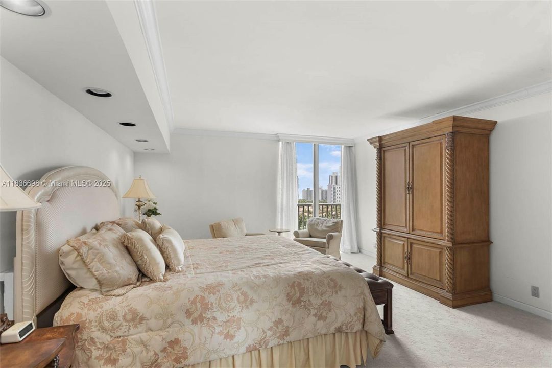 合同活跃: $725,000 (2 贝兹, 2 浴室, 1825 平方英尺)