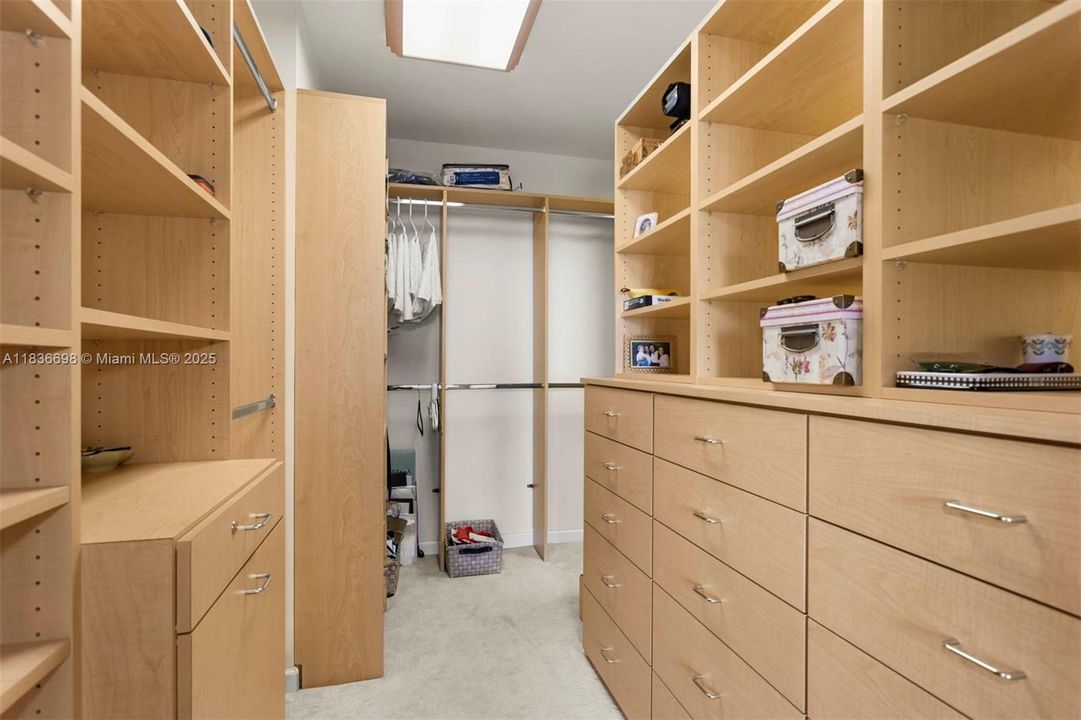 合同活跃: $725,000 (2 贝兹, 2 浴室, 1825 平方英尺)