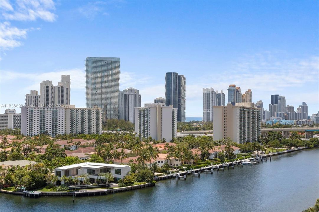 合同活跃: $725,000 (2 贝兹, 2 浴室, 1825 平方英尺)