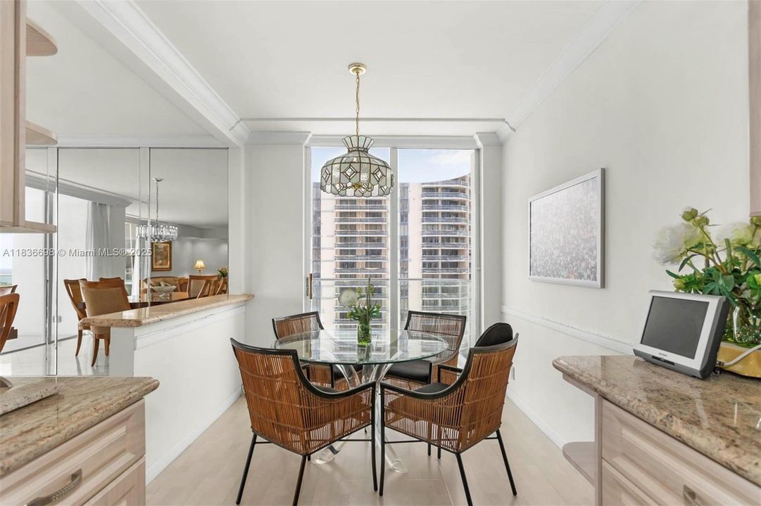 合同活跃: $725,000 (2 贝兹, 2 浴室, 1825 平方英尺)