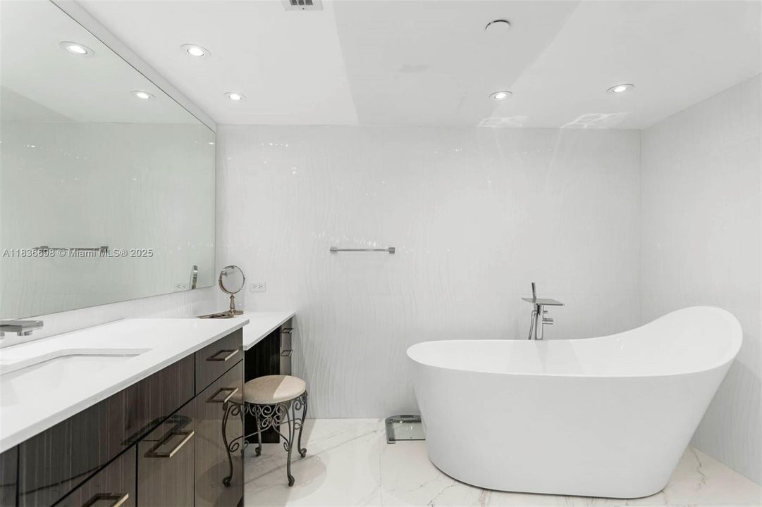 合同活跃: $725,000 (2 贝兹, 2 浴室, 1825 平方英尺)