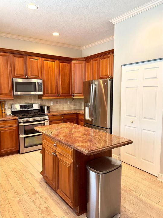 Vendido Recientemente: $1,095,000 (5 camas, 3 baños, 3286 Pies cuadrados)