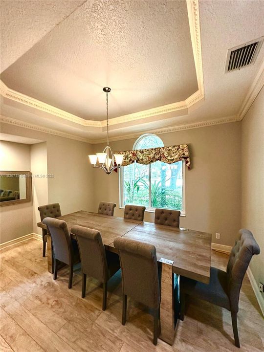 Vendido Recientemente: $1,095,000 (5 camas, 3 baños, 3286 Pies cuadrados)