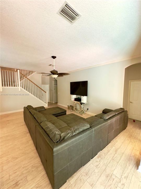 Vendido Recientemente: $1,095,000 (5 camas, 3 baños, 3286 Pies cuadrados)