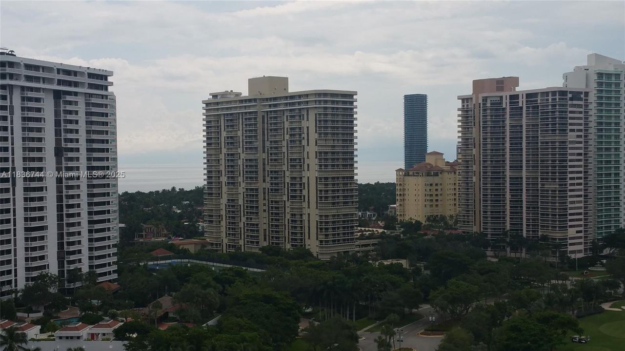 待售: $209,000 (1 贝兹, 1 浴室, 755 平方英尺)