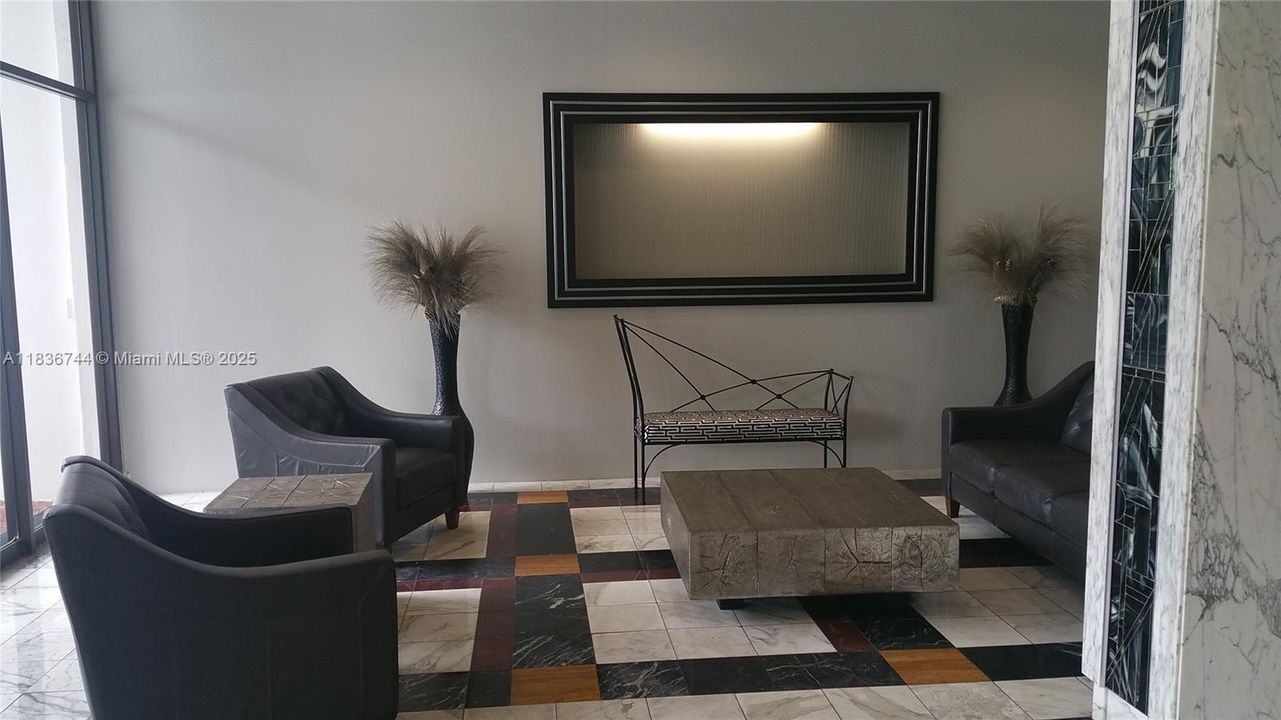 待售: $209,000 (1 贝兹, 1 浴室, 755 平方英尺)