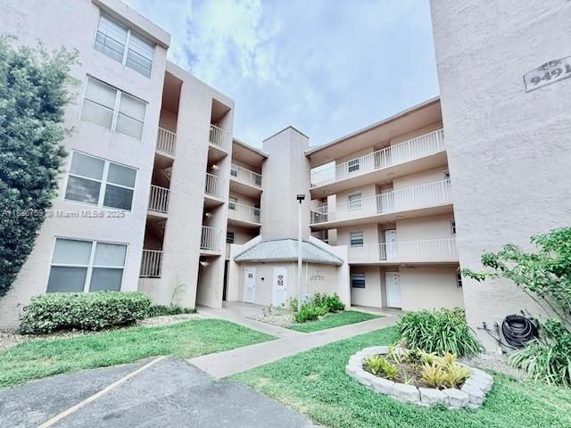 Active With Contract: $199,000 (2 beds, 2 baths, 950 Square Feet)