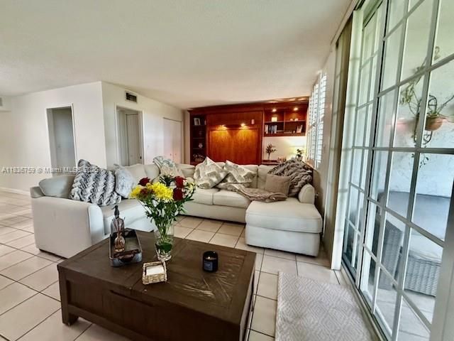 Active With Contract: $199,000 (2 beds, 2 baths, 950 Square Feet)